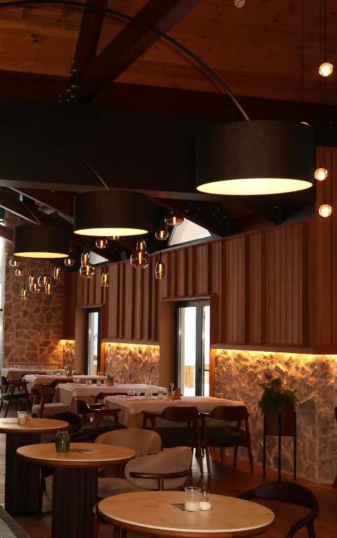Dining room of Hotel Nordik with timber ceiling and warm lighting