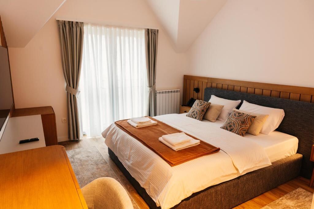 Double room at Hotel Nordik with mountain view